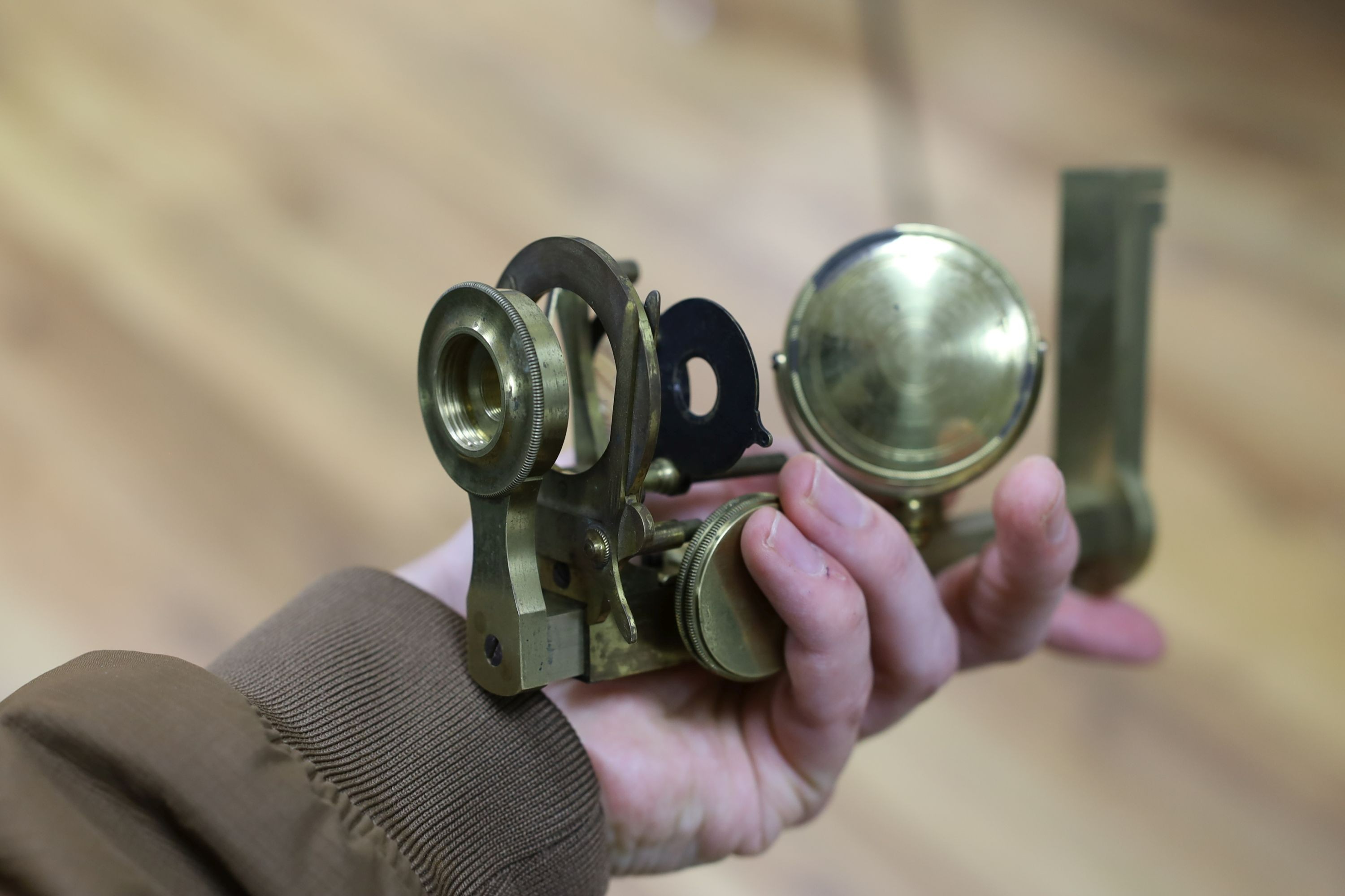 A mahogany cased microscope and a pair of Burdizzo tail dockers, 40cms long